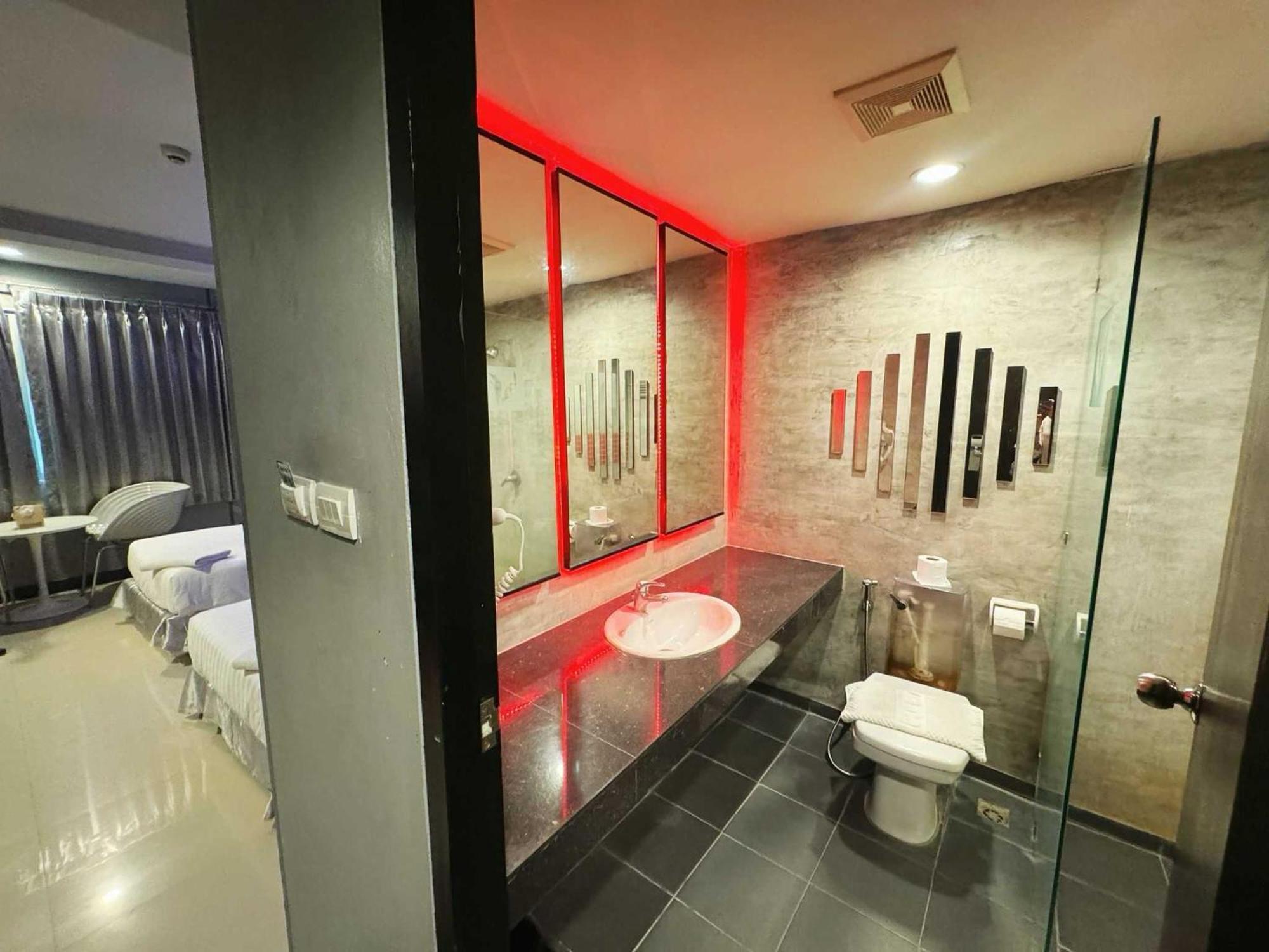 Capital O 75514 Vasidtee City Hotel Suphan Buri Exterior photo
